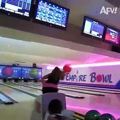 Surement pas la meilleur joueuse de bowling...