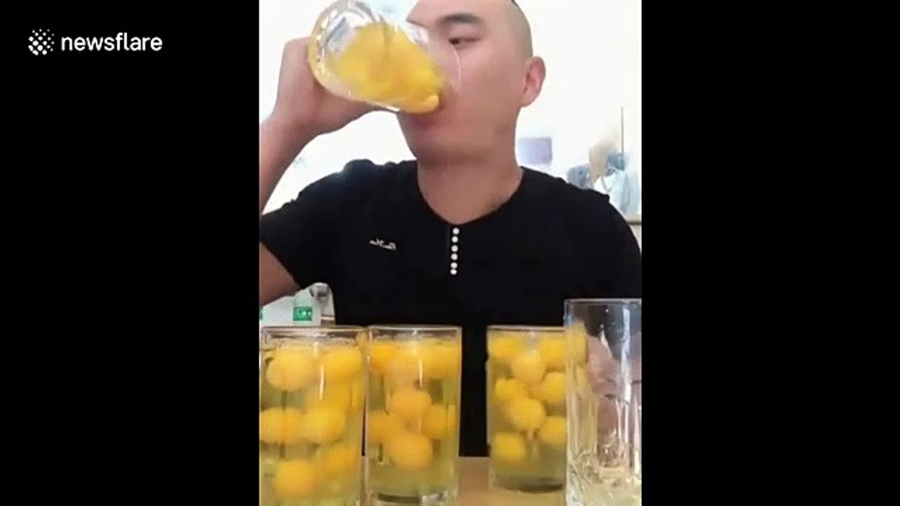 Il boit 50 oeufs crus en 15 secondes... Miam