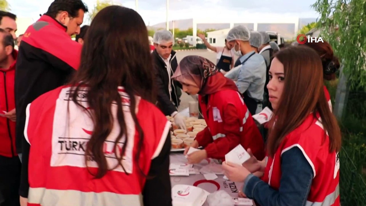 Türk Kızılayı’ndan Suriyeli mültecilere iftar yemeği