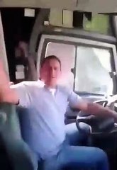 Un chauffeur de bus se lève pour danser. mais alors qui conduit