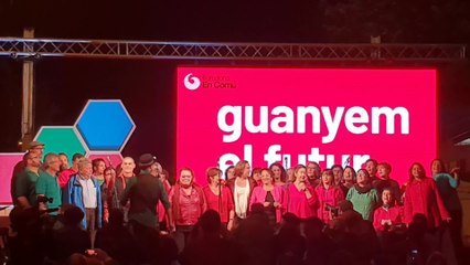 Colau se anima a cantar en el inicio de campaña