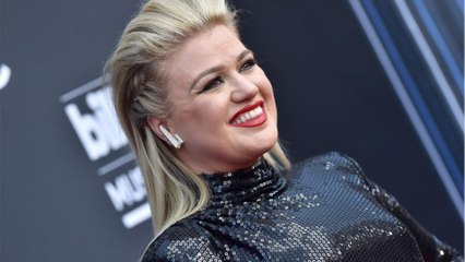 In #girlboss news: Kelly Clarkson hosted the BBMAs with appendicitis—and flew home for surgery directly after