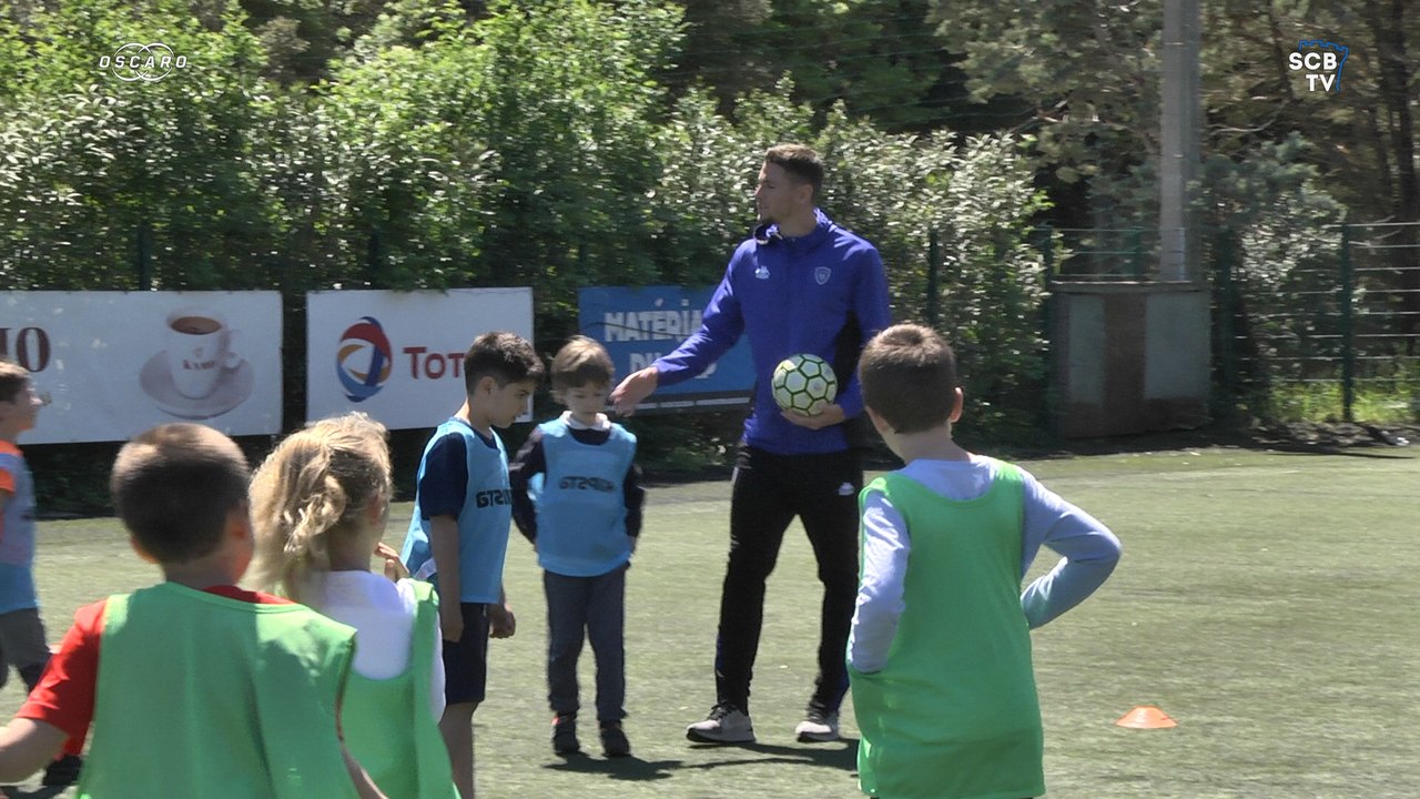 Foot à l'école : Les joueurs du SCB à la rencontre des enfants de l'école de Miomo