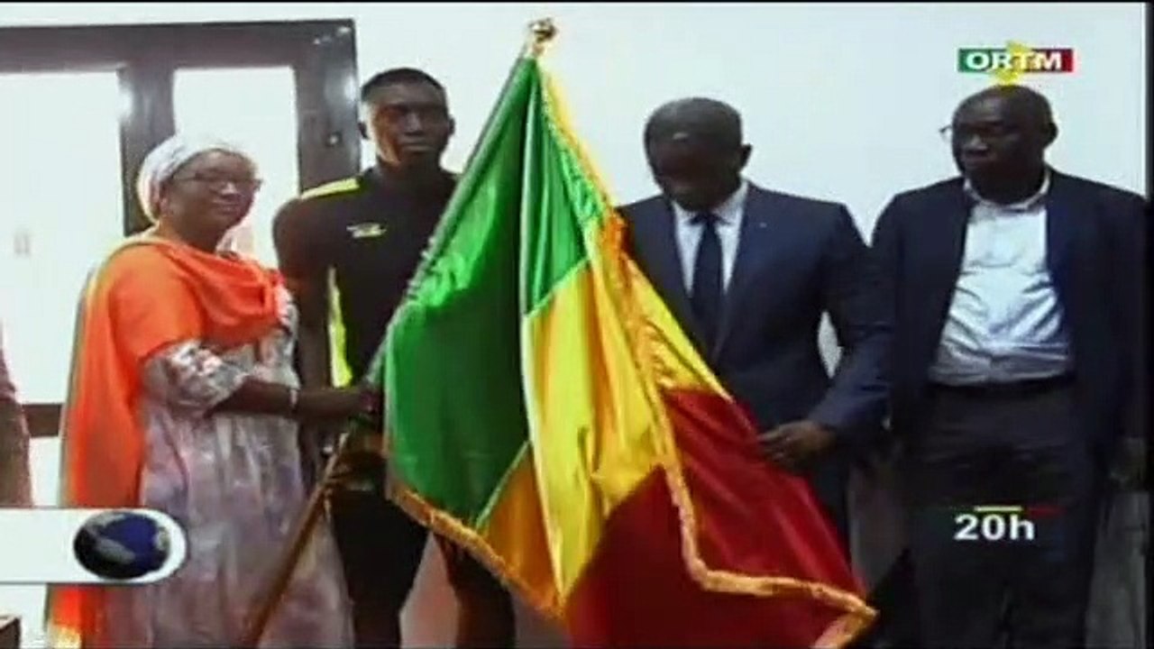 ORTM/Sport - Remise du drapeau aux joueurs Juniors Maliens  par Le ministre de la jeunesse et des sports  du Mali