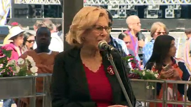 Carmena estrena las nuevas terrazas de la Plaza Mayor