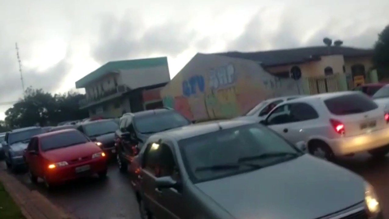 Morador mostra 'caos' no trânsito em frente ao CAIC do Paulo Godoi
