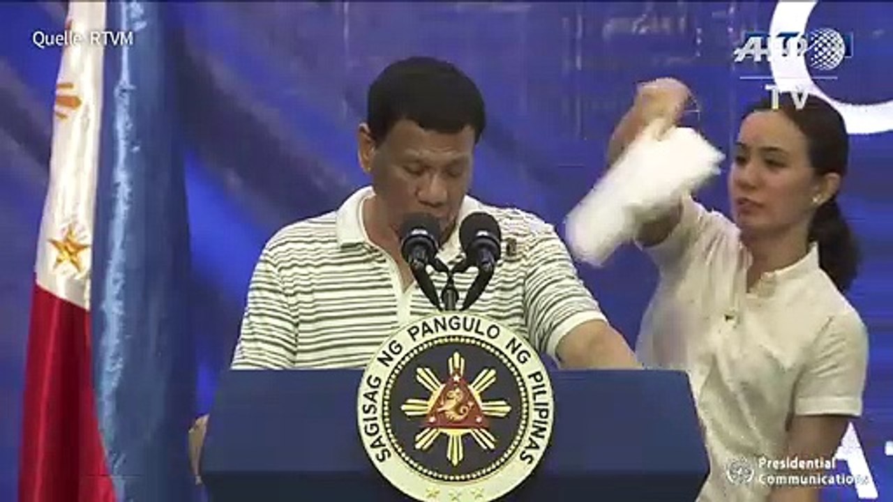 Kakerlake krabbelt über präsidentenhemd