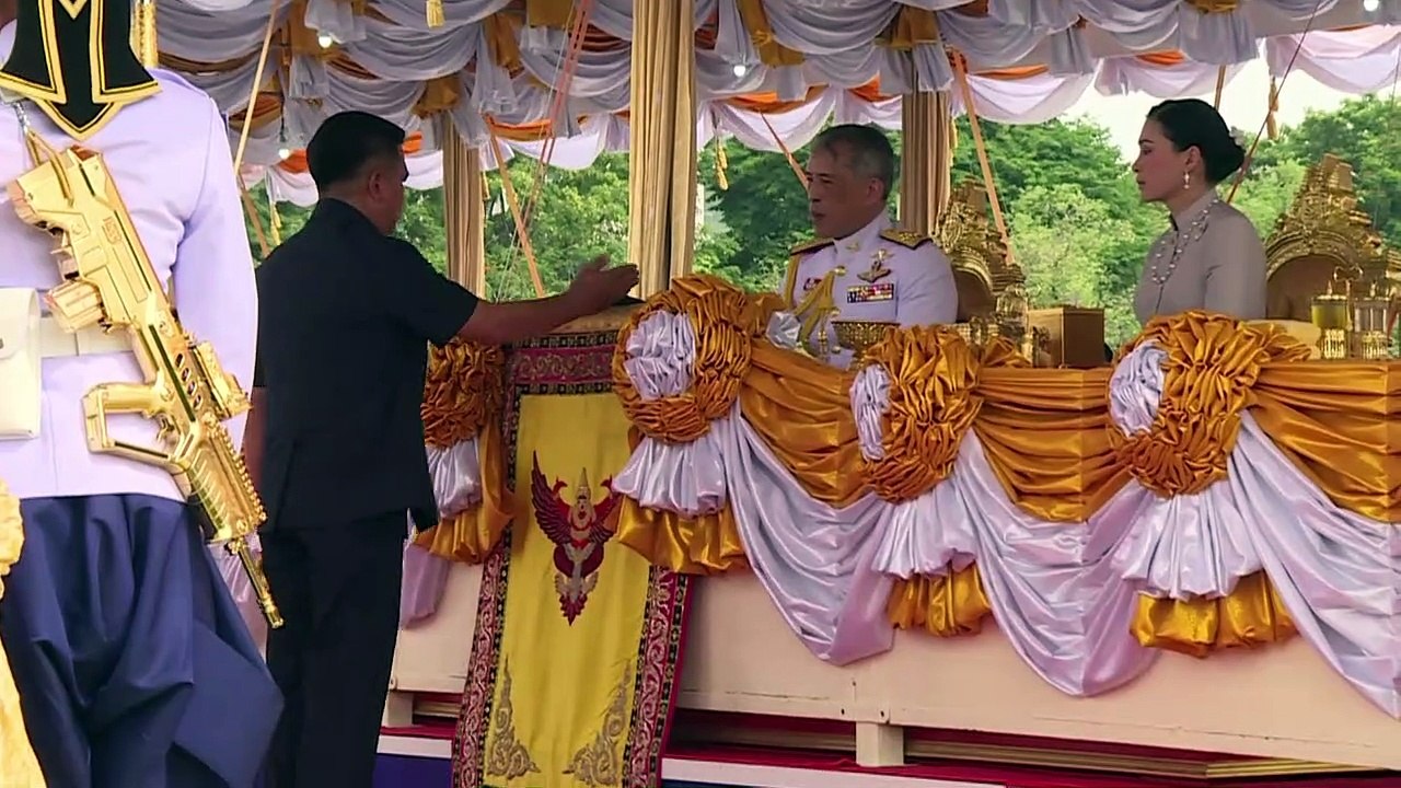 Heilige ochsen verheißen reiche ernte in thailand