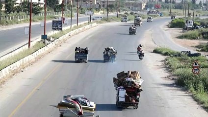 نازحون يفرون من القصف في جنوب إدلب