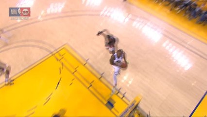 Скачать видео: Iguodala with powerful dunk in Warriors win