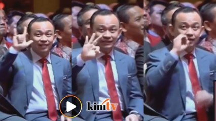 Tanda isyarat Maszlee Malik "I love you 3000"