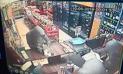 İzmir'de silahlı soygun kamerada