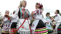 شاهد: سيدات روسيا البيضاء يرقصن رقصا تقليديا احتفالا بموسم الحصاد
