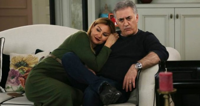 Tamer Karadağlı, Rol Arkadaşı Pınar Altuğ'un Paylaşımına Yaptığı Yorumla Güldürdü