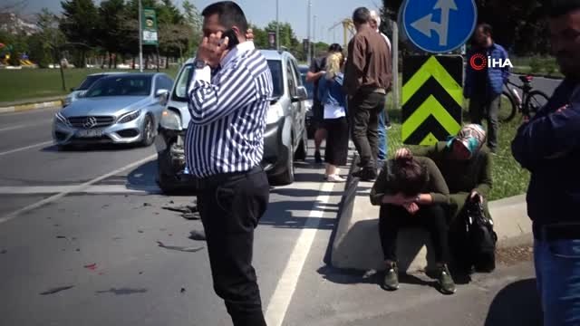 Pendik Sahil Yolunda Kaza: 1 Yaralı...kazanın Şokunu Yaşayan Kadın Yolcu Kaldırımda Hüngür Hüngür...