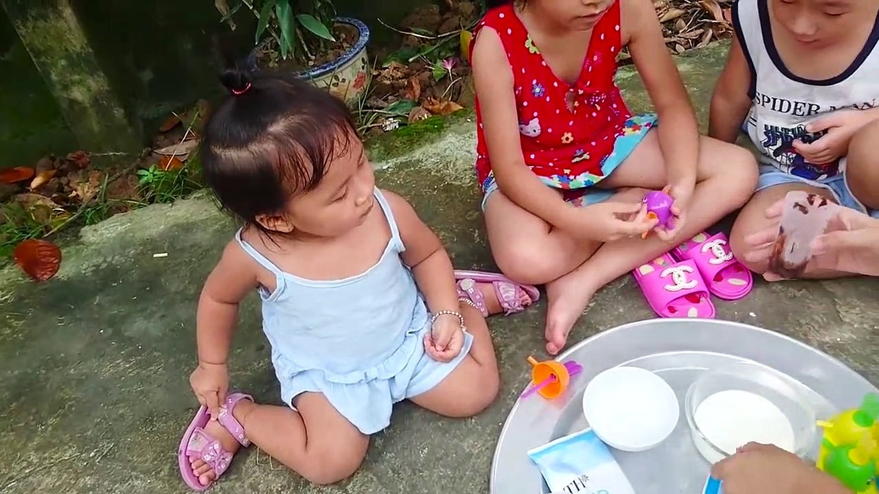 Crème glacée à saveur de fruits de fruits en raison de la mère de bricolage  Bébé Beurre TV  Manger des Fruits, de la crème glacée à la Main Mères