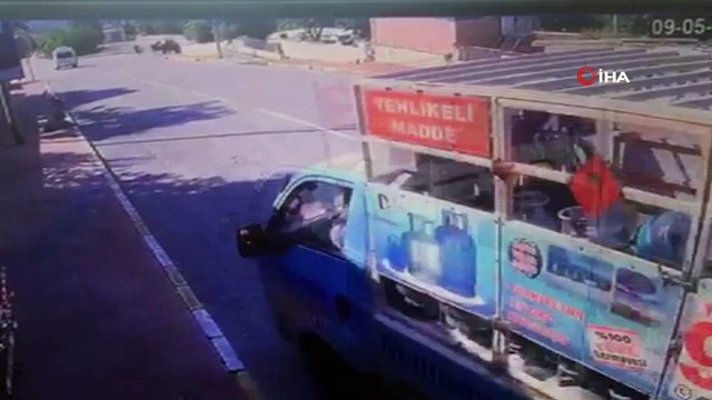 Tüp dolu kamyonet yokuş aşağı kaçtı sürücüsü kovaladı, o anlar kamerada