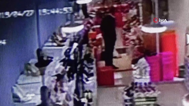 Alışverişe daldılar, içinde ziynet eşyası olan çantayı çaldırdılar...Hırsızlık anları kamerada