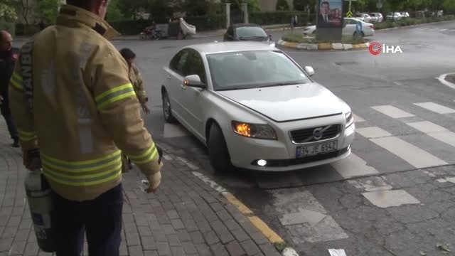 Araç Motoruna Sıkışan İnatçı Kediyi 'Kedi Sesi' ile Kurtarma Operasyonu
