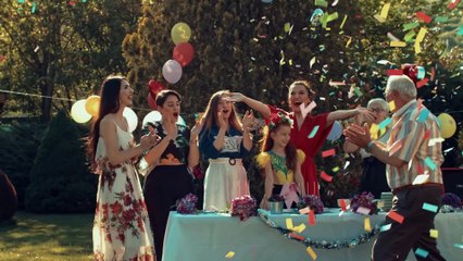 Demet Akalın - Ağlar O Deli