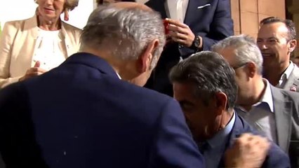 Revilla, emocionado al aparecer por sorpresa su primer diputado en la pegada de carteles del partido