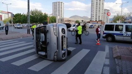 Vatandaşlar yan yatan kamyonetin içinde yaralı aradı