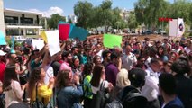 Kıbrıs’ta okul ücretlerine yapılan zammı proteste eden öğrencileri rektör önce dinledi sonra azarladı