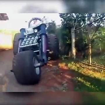 Regardez un peu la taille de cette moto géante... Engin de fou