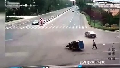 Cet homme est le plus malchanceux du monde... écrasé 2 fois en 30 sec