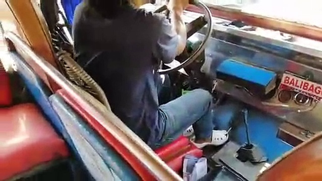 Quand le levier de vitesse est trop court, utilise ton pied