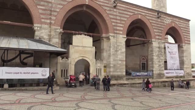 Osmanlı Geleneği Gereği Eski Cami Çiçeklerle Donatıldı