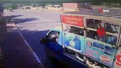 Faciadan dönüldü! Kamyonetin peşinden böyle koştu