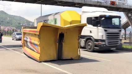 Download Video: Kamyonun damperi üst geçide çarptı: 2 yaralı - GİRESUN