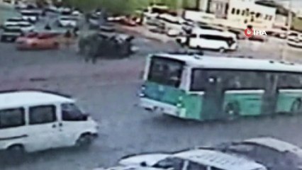 Vatandaşlar yan yatan kamyonetten yaralıları böyle çıkardı