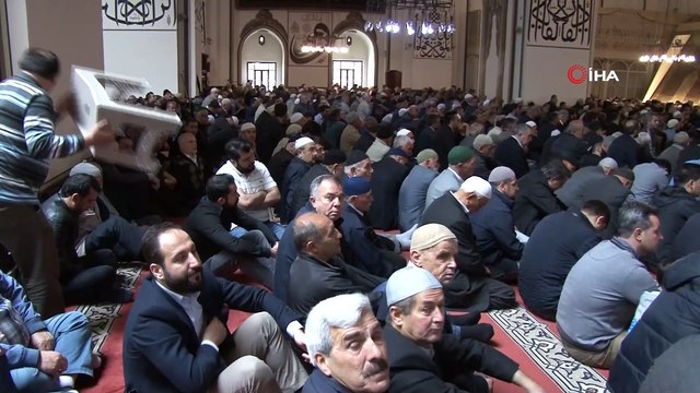 Ramazan'ın ilk cuma namazında camiler dolup taştı