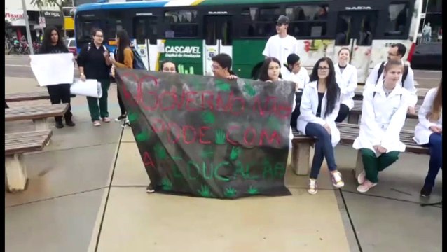 Contra o corte de verbas, alunos e servidores do IFPR fazem ato no Centro