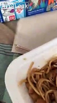 Elle trouve une souris cuite dans ses pates !