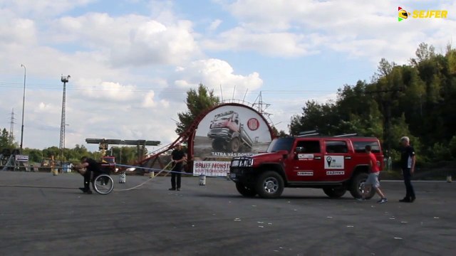 Cet handicapé tracte un hummer en fauteuil roulant !