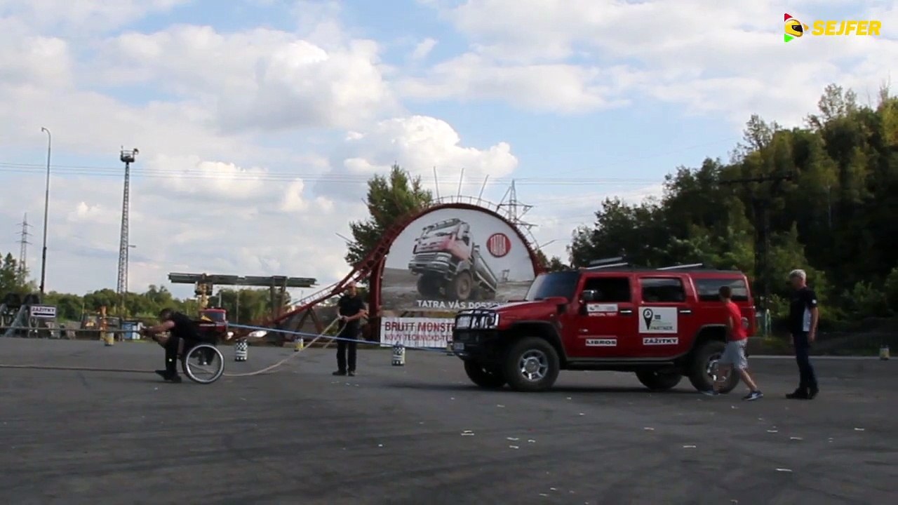 Cet handicapé tracte un hummer en fauteuil roulant !