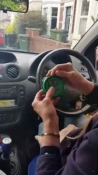 Cette vielle boit un shot de Jägermeister en voiture !