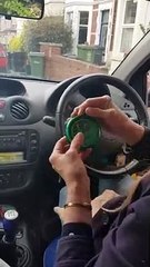 Cette vielle boit un shot de Jägermeister en voiture !