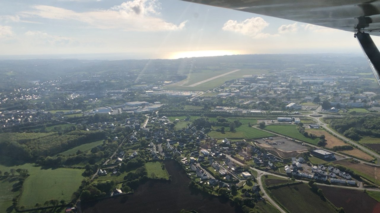 Lannion et la côte de Granit rose vus du ciel depuis un ULM