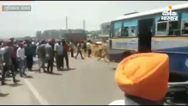 बस से टकराकर बाइक सवार युवक की मौत, गुस्साई भीड़ ने तोड़फोड़ के बाद लगाई आग