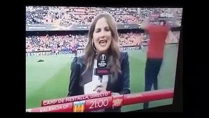 Maç öncesi kadın muhabirin talihsiz anı!