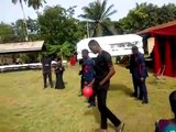 Des porteurs de cercueil font une dernière danse (Ghana)