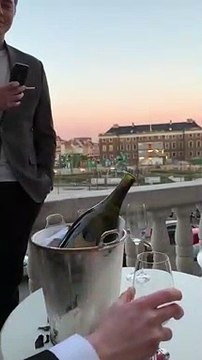 Sabrer du champagne avec un verre