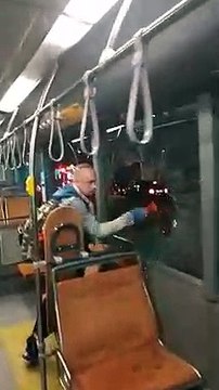 Un passager brise une vitre pour s’échapper d'un bus (Belgiq
