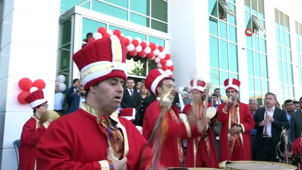 Minik eller birleşti, engeller sanat oldu