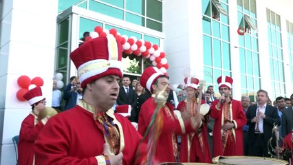 Minik eller birleşti, engeller sanat oldu