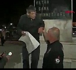 Kendisini Atatürk heykeline zincirledi